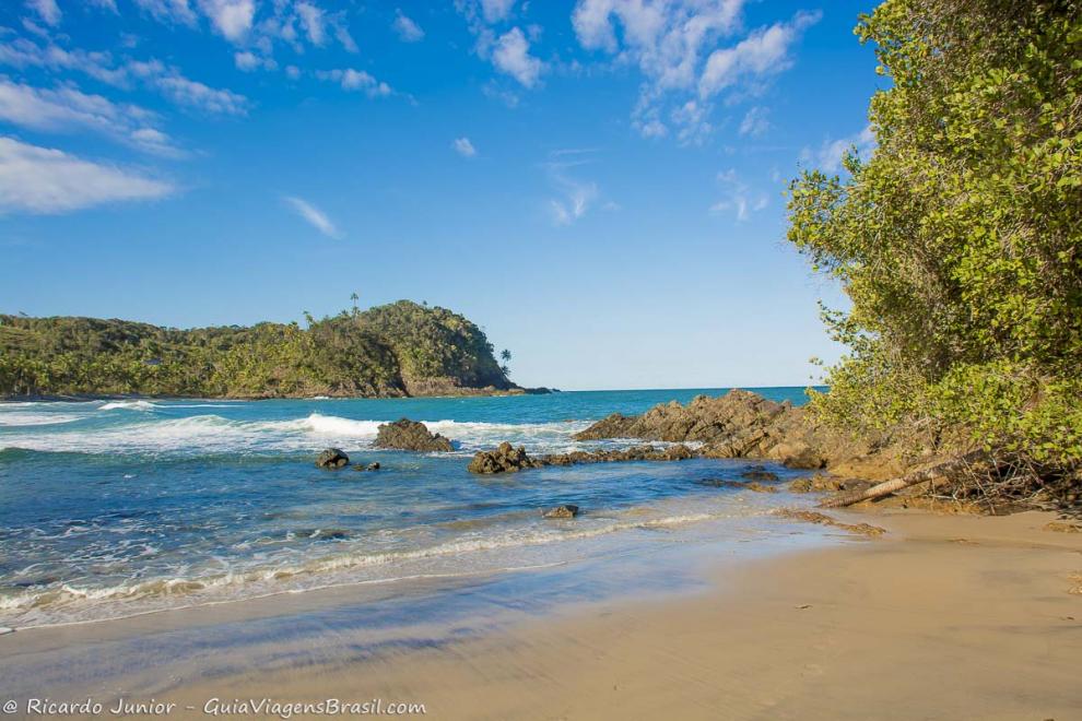 Imagem do canto da Prainha com belas pedras.